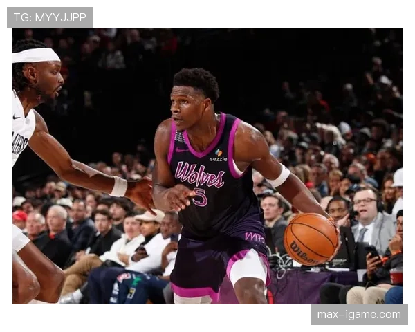 爱德华兹突破内线制造杀伤，较上季效率提升