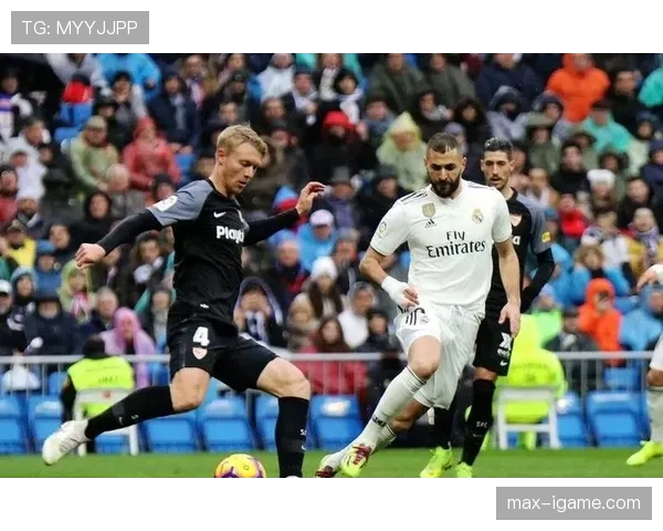 皇马近期连胜状态提升，隐患显现对赛季走势形成制约